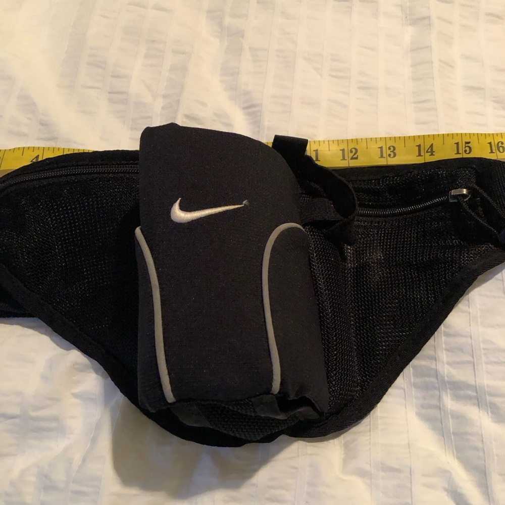 Nike Black and White Running Waist Pack with Swoosh Pouch